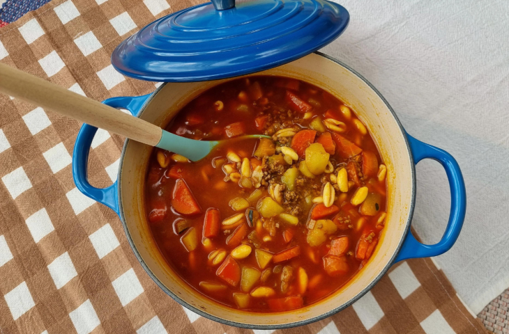 Sopa de carne moída com macarrão e legumes