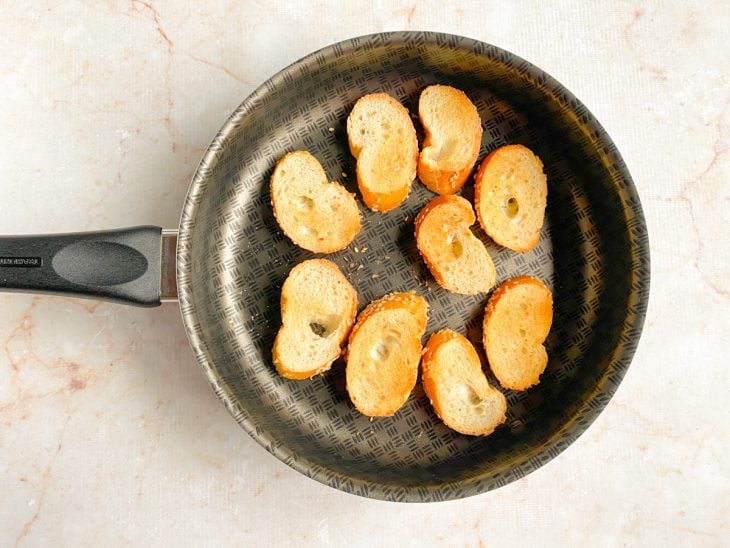 Fatias de pão tostadas na frigideira.