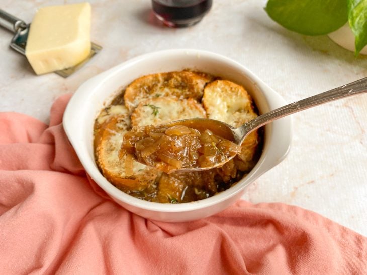 Sopa de cebola pronta para servir.