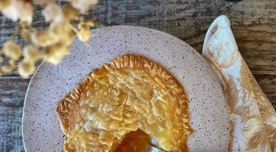 Sopa de cebola com crosta folhada