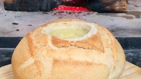 Sopa de cebola no pão italiano