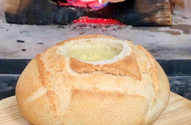 Sopa de cebola no pão italiano