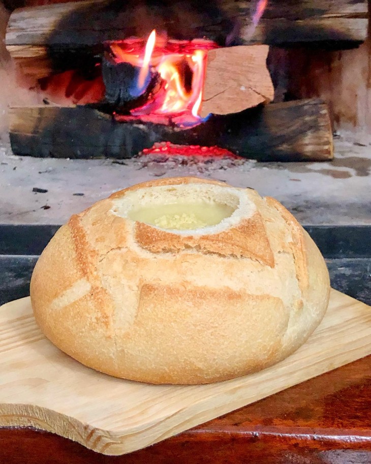Sopa de cebola no pão italiano