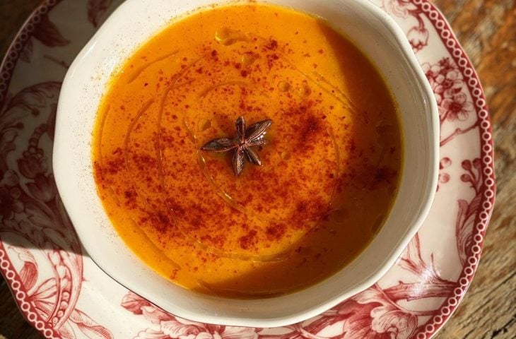 Sopa de cenoura com anis