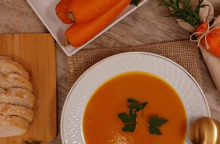 Sopa de cenoura com curry e leite de coco