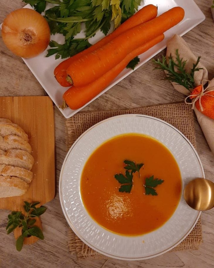 Sopa de cenoura com curry e leite de coco