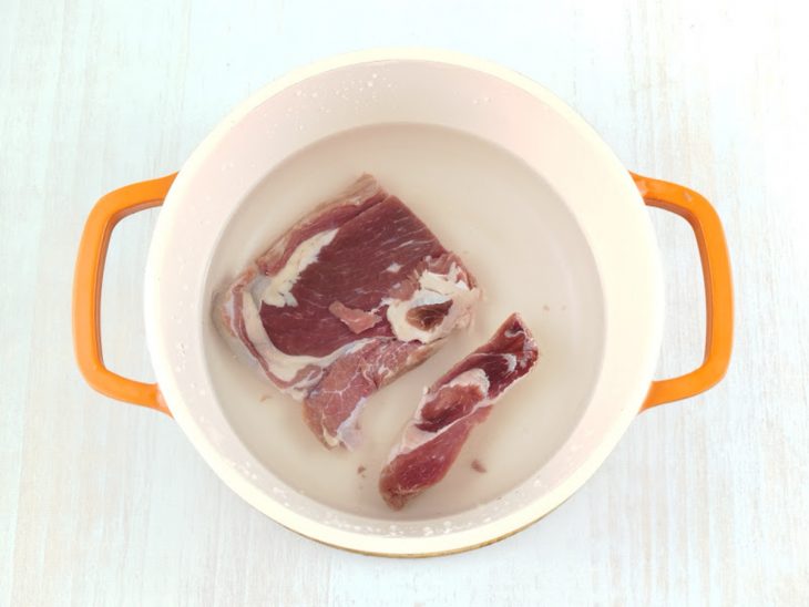 Charque numa panela com água.