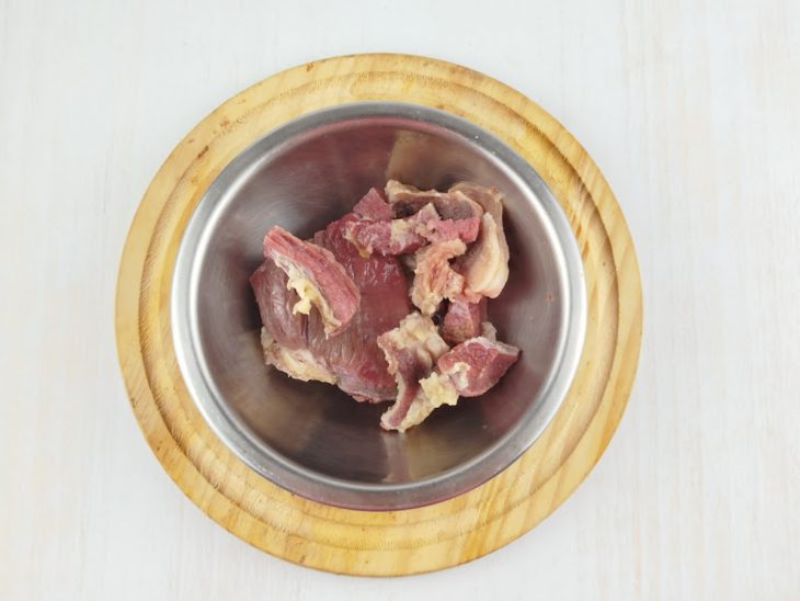 Charque reservada num recipiente redondo de inox.