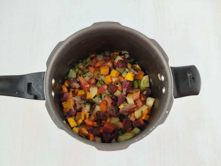 Ingredientes adicionados na panela.