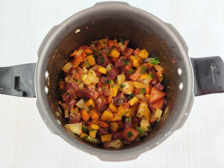 Temperos adicionados na panela.