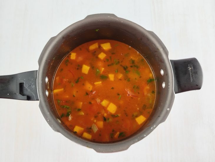 Macarrão e água adicionados na panela.