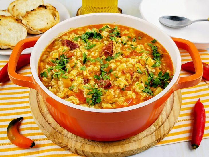 Sopa de charque pronta para consumo.