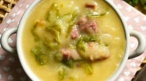 Sopa de fubá com couve