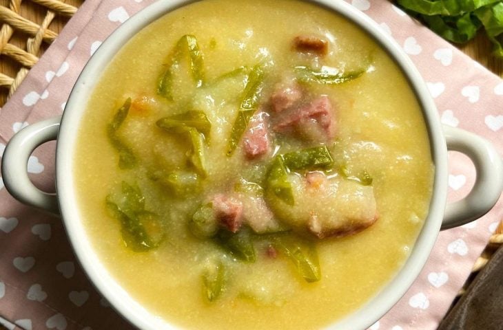 Sopa de fubá com couve