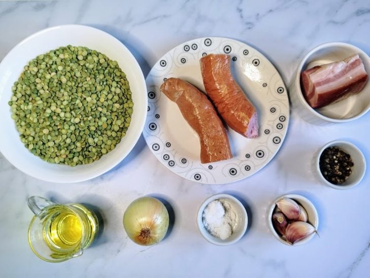 Uma bancada com os ingredientes separados.