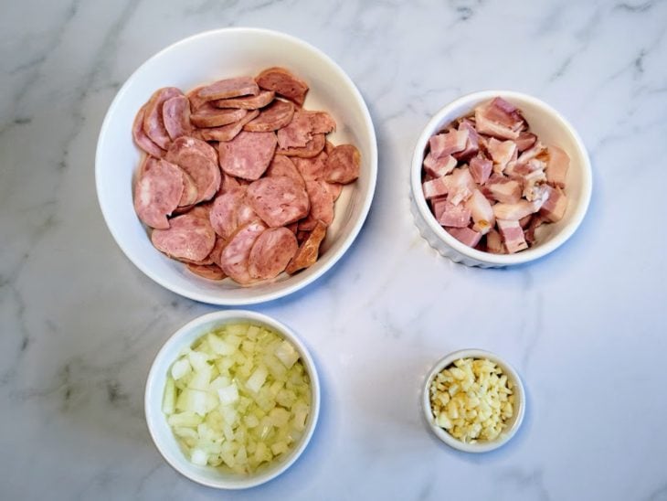 Recipiente com ingredientes picados e cortados em rodelas.