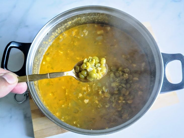 Uma panela cozinhando ervilhas.