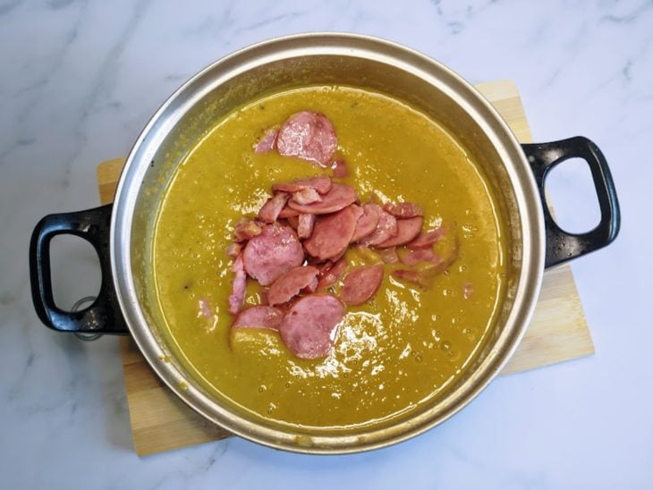 Uma panela contendo sopa de ervilha.