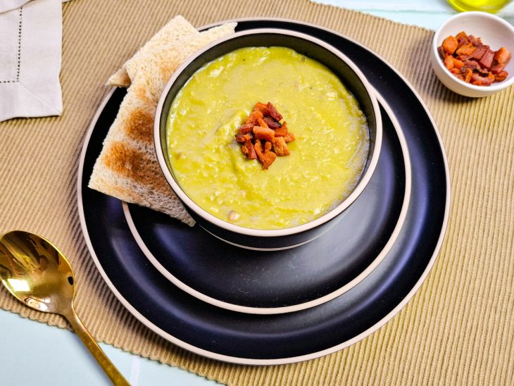 sopa de ervilha finalizada e servida.