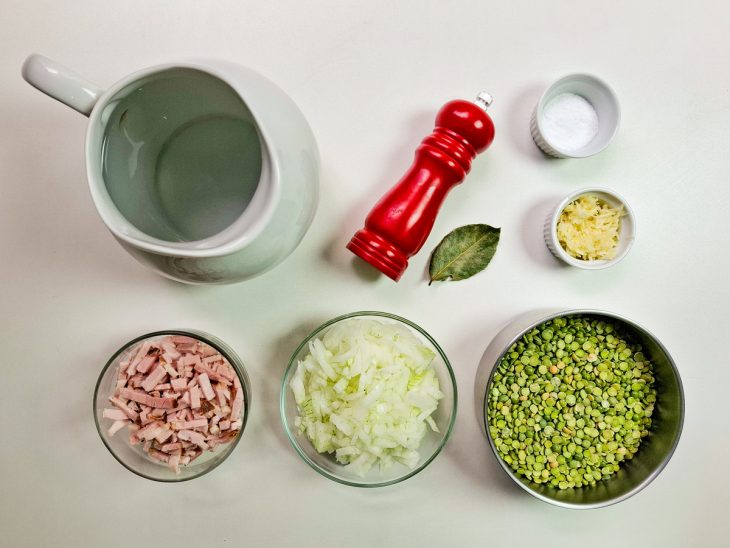 ingredientes para preparo de sopa de ervilha separados e organizados.