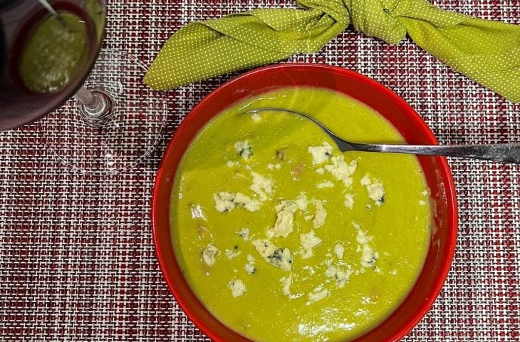 Sopa de ervilha com bacon e gorgonzola