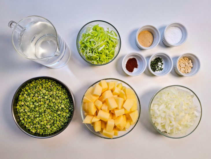ingredientes para preparo de sopa de ervilha com batatas separados e organizados.