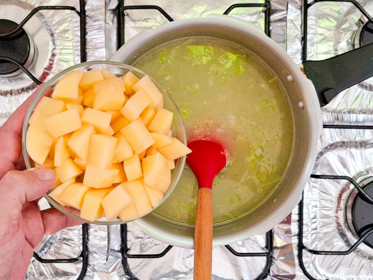 adição de água e batata no preparo da sopa na pressão.