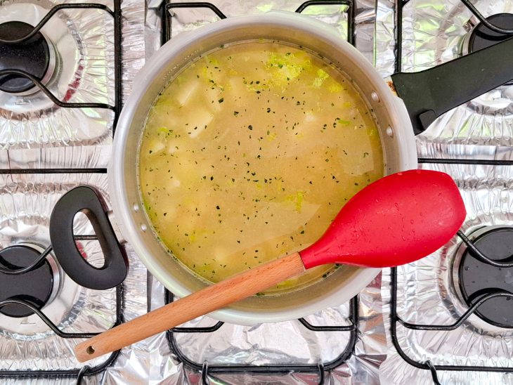sopa de ervilha incorporada com todos os ingredientes e temperos.