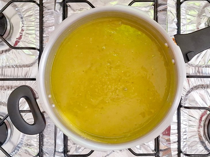 sopa de ervilha com batata cozida, apurando para engrossar.