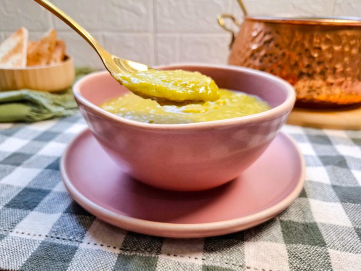 sopa de ervilha finalizada e servida.