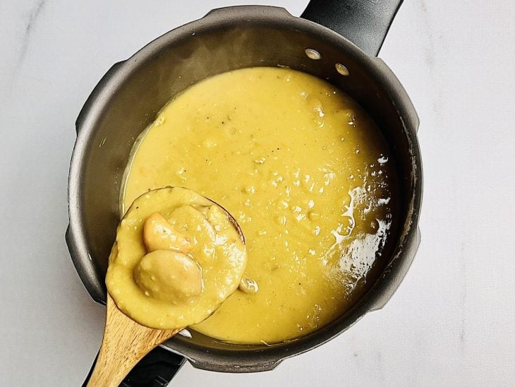 Sopa após tempo de pressão na panela.