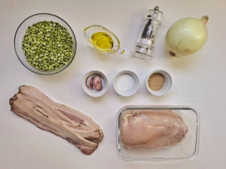Uma bancada com os ingredientes.