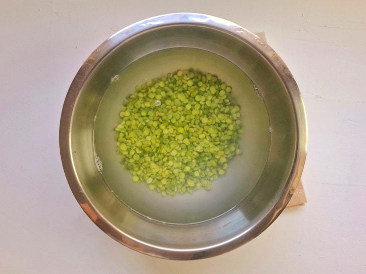 Uma tigela com água e ervilhas.