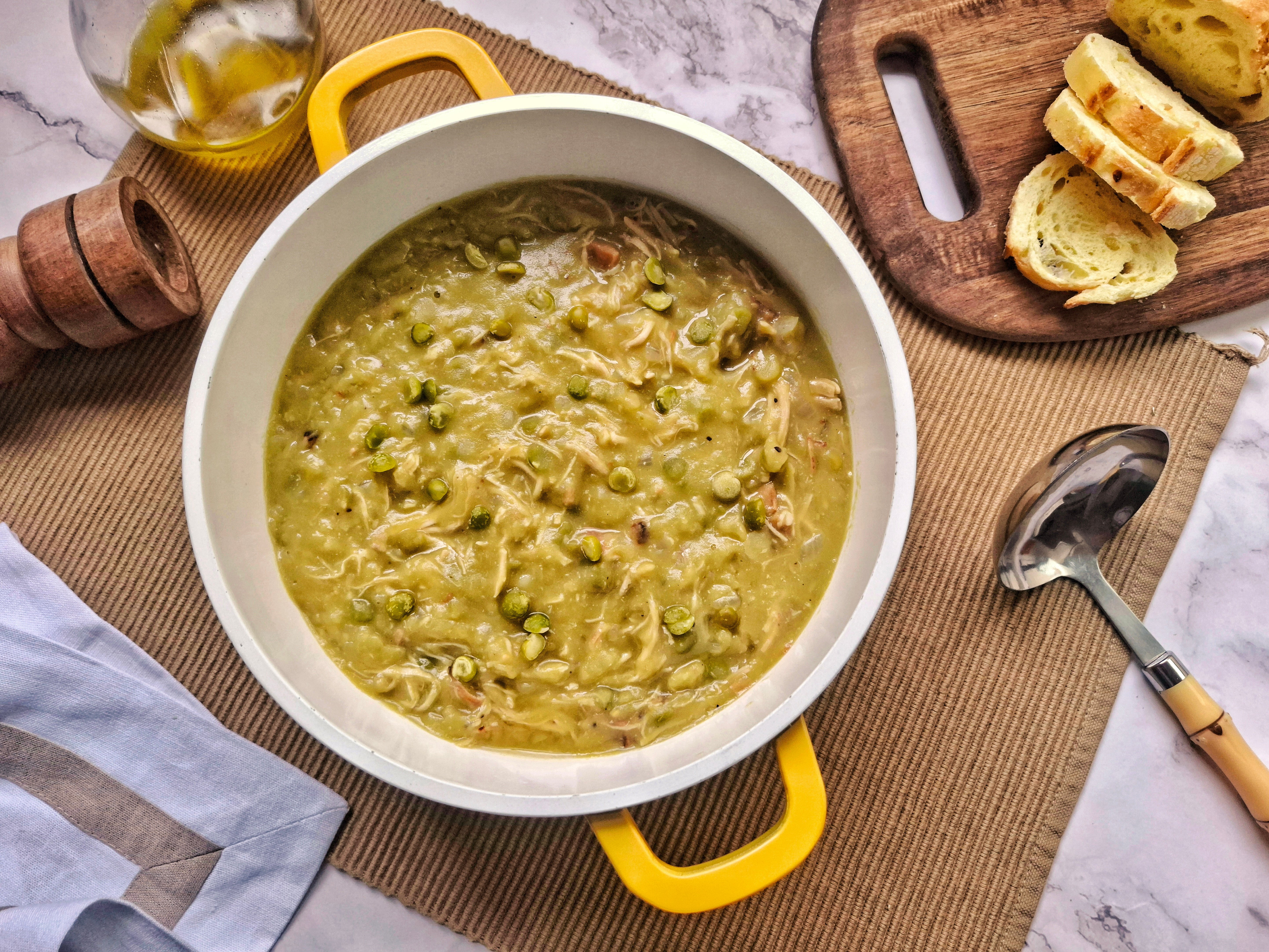 Sopa de ervilha com frango
