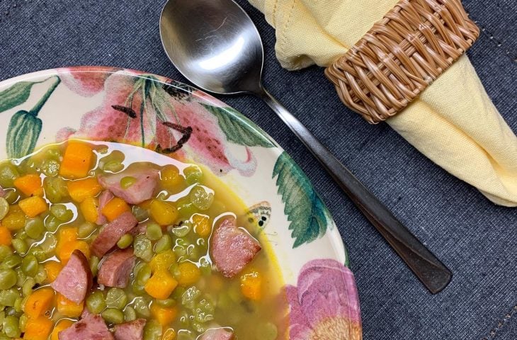 Sopa de ervilha com linguiça e cenoura