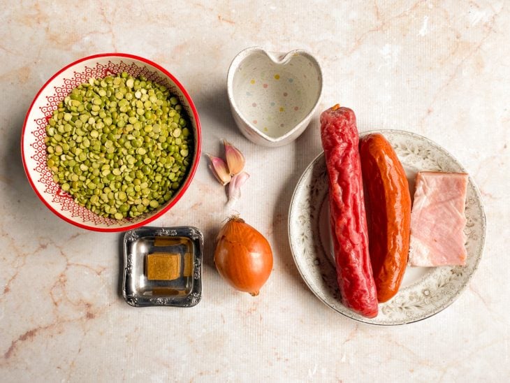 ingredientes para preparo de sopa de ervilha na pressão separados e organizados.