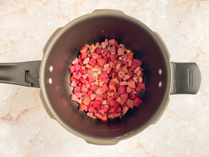 bacon e calabresa refogadas na panela de pressão.