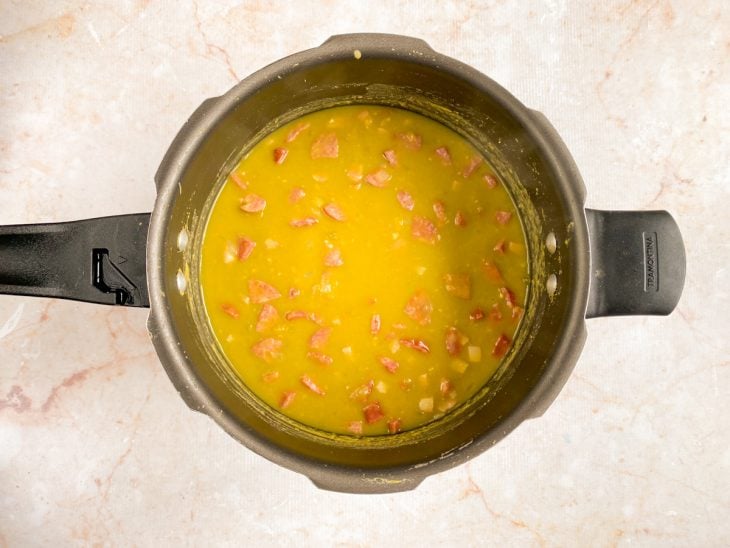 sopa finalizada, cremosa na panela de pressão.