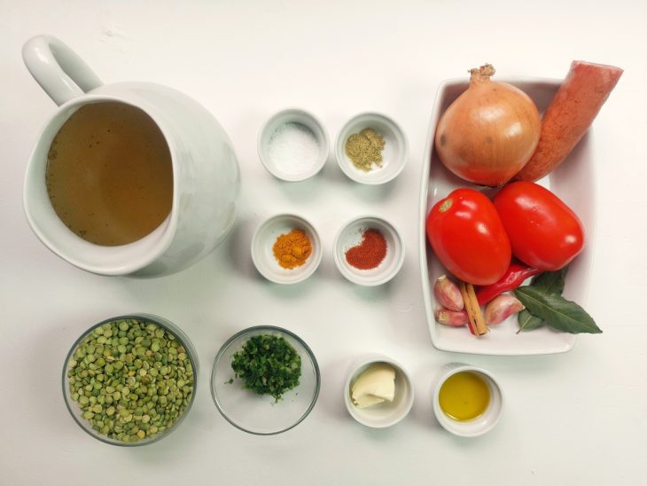 Uma bancada com os ingredientes separados.