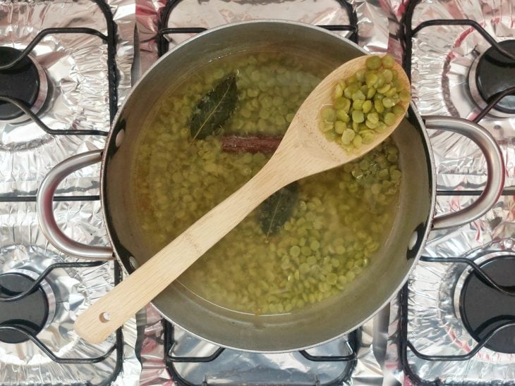 Uma panela com ervilhas após cozinhar.
