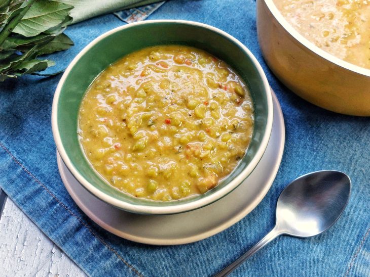 Um prato contendo sopa de ervilha seca.