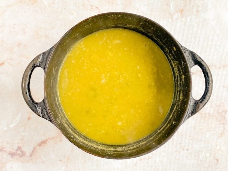 Sopa de ervilha na panela.