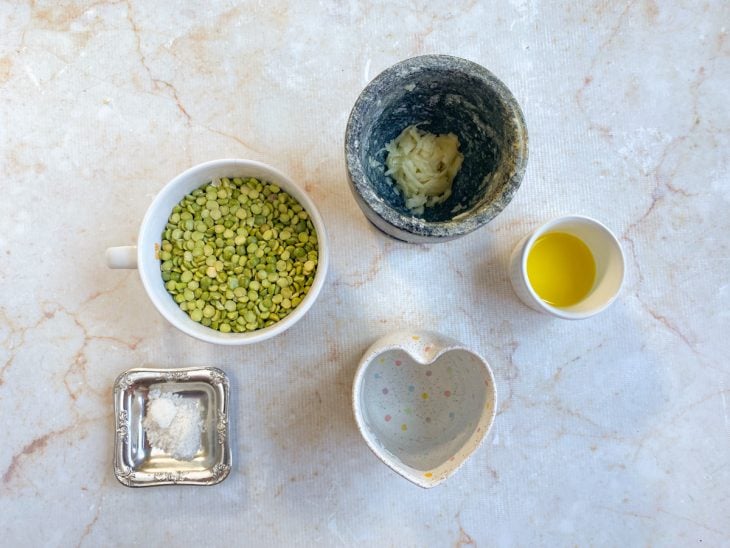 ingredientes para preparo de sopa de ervilha simples.