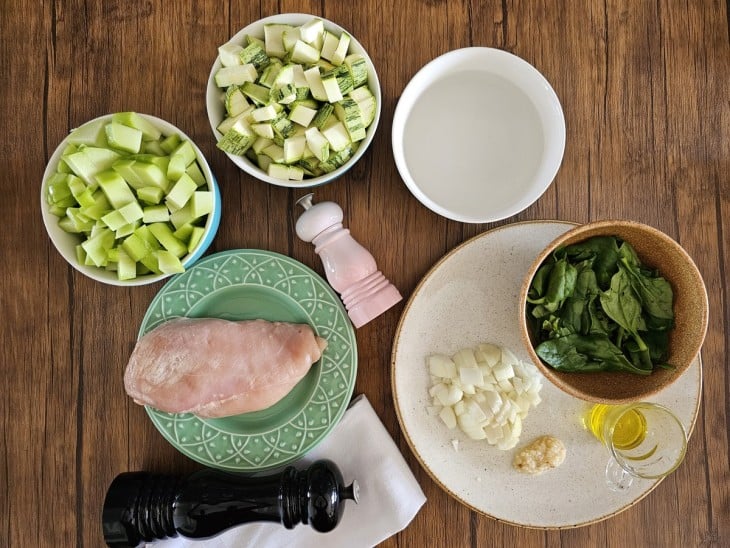 Todos os ingredientes da sopa de espinafer low carb reunidos na bancada.