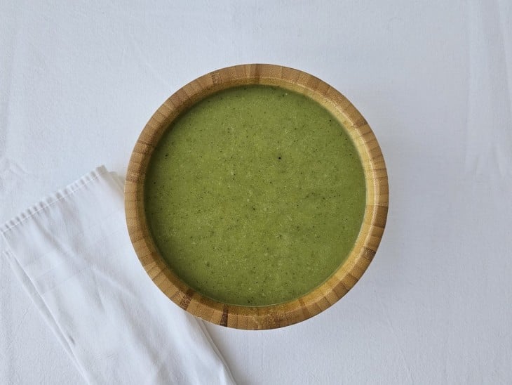 Sopa verde em uma tigela.