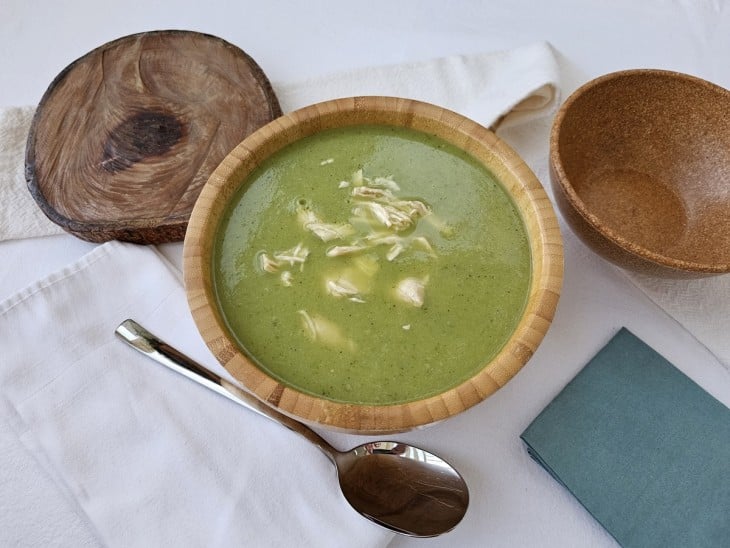 Sopa de espinafre com frango low carb em uma tigela.