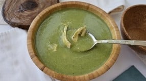 Sopa de espinafre com frango low carb