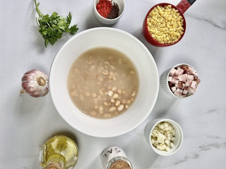 Bancada com os ingredientes.