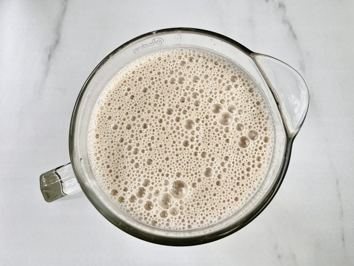 Um liquidificador com feijão e água batidos.