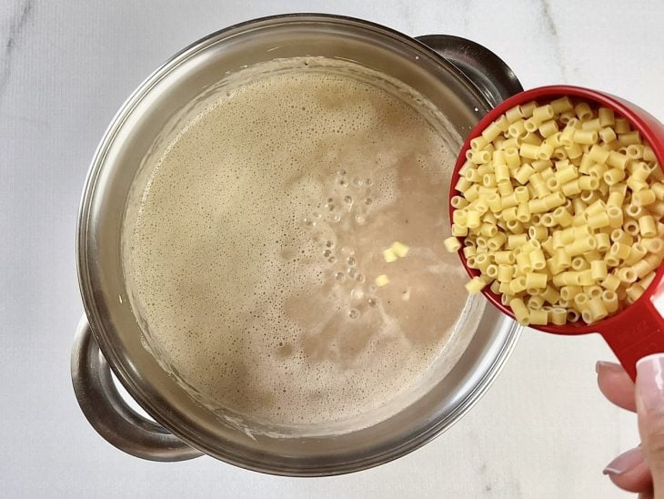 Macarrão adicionado à panela com os outros ingredientes da sopa.